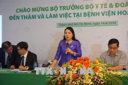 Bộ trưởng Bộ Y tế Nguyễn Thị Kim Tiến làm việc tại Bệnh viện Hoàn Mỹ Sài Gòn. Ảnh: Đinh Hằng – TTXVN