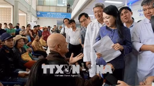 Bộ trưởng Bộ Y tế Nguyễn Thị Kim Tiến thăm hỏi bệnh nhân đang chờ khám bệnh tại Bệnh viện Chợ Rẫy Thành phố Hồ Chí Minh. Ảnh: Đinh Hằng – TTXVN