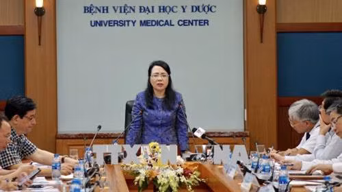 Bộ trưởng Bộ Y tế Nguyễn Thị Kim Tiến làm việc tại Bệnh viện Đại học Y dược Thành phố Hồ Chí Minh. Ảnh: Đinh Hằng - TTXVN