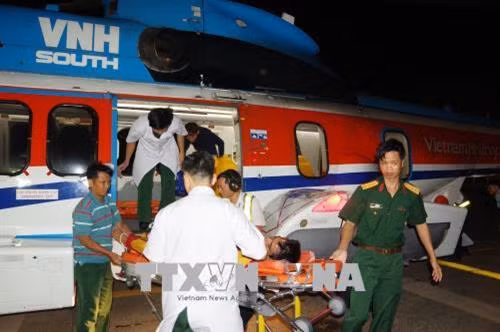 Ngư dân gặp nạn được đưa về đến sân bay Tân Sơn Nhất, Thành phố Hồ Chí Minh. Ảnh: TTXVN phát