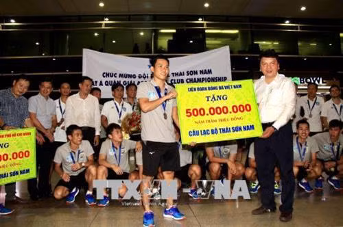 Tổng thư ký Lê Hoài Anh thay mặt LĐBĐ Việt Nam trao thưởng cho đội 500 triệu đồng. Ảnh: Quang Nhựt – TTXVN