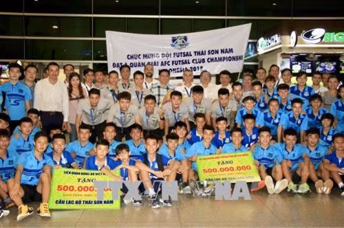 Câu lạc bộ futsal Thái Sơn Nam chụp ảnh lưu niệm với các đại biểu. Ảnh: Quang Nhựt - TTXVN