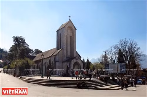 Nhà thờ đá Sapa nằm ngay trung tâm thị trấn, là điểm đến không thể bỏ qua khi du khách đến Sapa.
