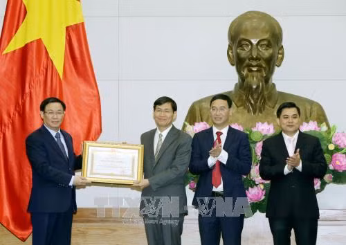 Phó Thủ tướng Vương Đình Huệ trao Huân chương Lao động hạng Ba của Chủ tịch nước cho Vụ Hợp tác xã thuộc Bộ Kế hoạch và Đầu tư. Ảnh: Nguyễn Dân -TTXVN