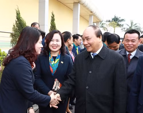 Sáng 12/2/2017, tại tỉnh Bắc Ninh, Thủ tướng Nguyễn Xuân Phúc đến thăm Tập đoàn Dabaco Việt Nam. Trong ảnh: Thủ tướng Nguyễn Xuân Phúc với cán bộ nhân viên Tập đoàn Dabaco Việt Nam. Ảnh: Thống Nhất-TTXVN