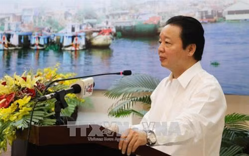 Bộ trưởng Bộ Tài nguyên và Môi trường Trần Hồng Hà phát biểu tại buổi hội nghị. Ảnh: Công Mạo - TTXVN