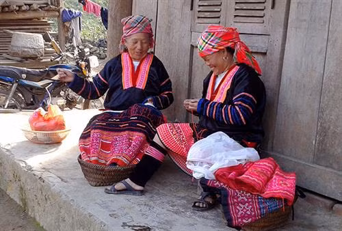 Nghệ thuật tạo hoa văn trên trang phục truyền thống của người Mông hoa, tại xã Sa Lông, huyện Mường Chà. Ảnh: Nguồn dienbientv.vn