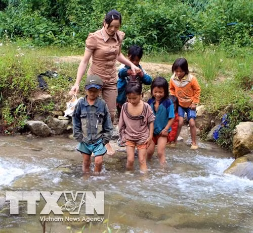 Các thầy cô đưa trẻ đến trường. Ảnh: Nguyễn Thủy-TTXVN