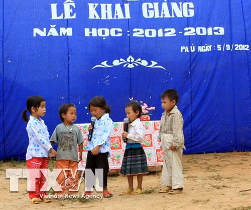Tiết mục văn nghệ chào mừng ngày khai giảng của các em học sinh trường Mầm non số 1, xã Pa Ủ. Ảnh: Nguyễn Thủy-TTXVN.
