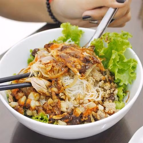 Phở khô Có thể nói, phở khô là đặc sản nổi tiếng bậc nhất ở Gia Lai. Món ăn mà du khách được nghe nhiều nhất khi đặt chân đến phố núi chính là phở khô. Thậm chí, tiếng tăm còn lan sang các tỉnh xung quanh như Đăk Lăk, Kon Tum... Món ăn này giống như phở trộn ở các tỉnh thành khác nhưng hương vị đậm đà hơn, gây thương nhớ cho không chỉ người xa quê mà còn những người phương xa dù chỉ một lần thưởng thức. Món ăn được phục vụ bằng 2 tô, một tô phở khô trộn và một tô đựng nước lèo riêng.