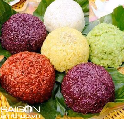 Đĩa xôi nếp đầy màu sắc như đất trời thu nhỏ của núi rừng Tây Bắc, đẹp tựa cầu vồng. Ảnh: thanhnien.vn