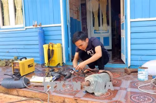 Nguyễn Quốc Huy đam mê sáng tạo các ứng dụng khoa học vào thực tế. Ảnh: Chu Quốc Hùng - TTXVN