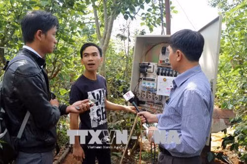 Nguyễn Quốc Huy mô tả hoạt động của thiết bị với các phóng viên. Ảnh: Chu Quốc Hùng - TTXVN