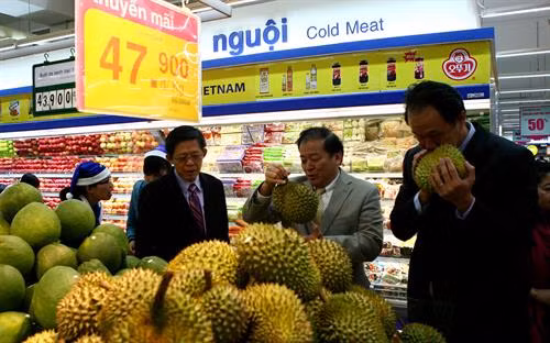 Khách mua hàng tại siêu thị trong ngày khai trương. Ảnh: Huy Hùng – TTXVN