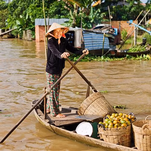 Nụ cười hồn hậu của người phụ nữ dân tộc là điều thường xuyên lọt vào ống kính của các nhiếp ảnh gia khi rong ruổi trên vùng cao Việt Nam. Nụ cười hồn nhiên của các em nhỏ vùng quê khi đạp xe đến trường cũng là đề tài hấp dẫn cho nhiều tay máy. Chiếc nón lá và gánh hàng rong là một trong những hình ảnh quen thuộc của đất nước hình chữ S. Dẫu gánh nặng có oằn trên đôi vai gầy thì nụ cười hiền hòa vẫn luôn thường trực trên gương mặt. Các em bé gái Hmong cười thả ga trong trang phục truyền thống mừng năm mới. Sự đa dạng về tộc người, trang phục, lễ hội, ẩm thực của Việt Nam thu hút rất nhiều du khách trong và ngoài nước. Chị gái bán đồ ăn trong chợ quê nhỏ cũng không thiếu vắng nụ cười đon đả, níu chân du khách ghé lại quán Các cô gái băng qua đồi cát nóng ran ở tỉnh Ninh Thuận. Dù thời tiết miền Trung có phần khắc nghiệt, cả ba vẫn cười tươi tắn, không để lộ vẻ mệt mỏi. Hình ảnh các em bé vùng cao hào hứng chụp ảnh trước ngôi trường tiểu học đơn sơ tạo nhiều ấn tượng cho người xem. Tính cách thân thiện, hay cười là điểm đáng yêu của người Việt. Bên cạnh đó, tinh thần chia sẻ, đùm bọc cũng được đề cao. Hàng năm, nhiều chương trình hoạt động xã hội ý nghĩa diễn ra như một cách trao thêm niềm vui, nụ cười cho đồng bào. Mẹ và con