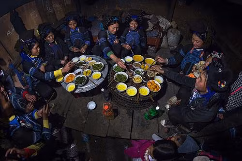 Thầy mo chuẩn bị lễ Các gia đình mang lễ đến Vào vị trí theo sắp xếp của người phụ lễ Đồng loạt mở lễ Thầy mo và phụ lễ cúng đầu tiên Các gia đình lần lượt cúng Các gia đình thay nhau mời rượu Phụ nữ và trẻ em ăn uống trong nhà