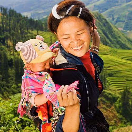 Nụ cười hồn hậu của người phụ nữ dân tộc là điều thường xuyên lọt vào ống kính của các nhiếp ảnh gia khi rong ruổi trên vùng cao Việt Nam. Nụ cười hồn nhiên của các em nhỏ vùng quê khi đạp xe đến trường cũng là đề tài hấp dẫn cho nhiều tay máy. Chiếc nón lá và gánh hàng rong là một trong những hình ảnh quen thuộc của đất nước hình chữ S. Dẫu gánh nặng có oằn trên đôi vai gầy thì nụ cười hiền hòa vẫn luôn thường trực trên gương mặt. Các em bé gái Hmong cười thả ga trong trang phục truyền thống mừng năm mới. Sự đa dạng về tộc người, trang phục, lễ hội, ẩm thực của Việt Nam thu hút rất nhiều du khách trong và ngoài nước. Chị gái bán đồ ăn trong chợ quê nhỏ cũng không thiếu vắng nụ cười đon đả, níu chân du khách ghé lại quán Các cô gái băng qua đồi cát nóng ran ở tỉnh Ninh Thuận. Dù thời tiết miền Trung có phần khắc nghiệt, cả ba vẫn cười tươi tắn, không để lộ vẻ mệt mỏi. Hình ảnh các em bé vùng cao hào hứng chụp ảnh trước ngôi trường tiểu học đơn sơ tạo nhiều ấn tượng cho người xem. Tính cách thân thiện, hay cười là điểm đáng yêu của người Việt. Bên cạnh đó, tinh thần chia sẻ, đùm bọc cũng được đề cao. Hàng năm, nhiều chương trình hoạt động xã hội ý nghĩa diễn ra như một cách trao thêm niềm vui, nụ cười cho đồng bào. Mẹ và con