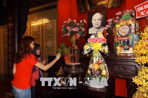 Công nhân lao động Thành phố Hồ Chí Minh dâng hương Chủ tịch Tôn Đức Thắng tại Bảo tàng Tôn Đức Thắng. Ảnh: Thanh Vũ-TTXVN