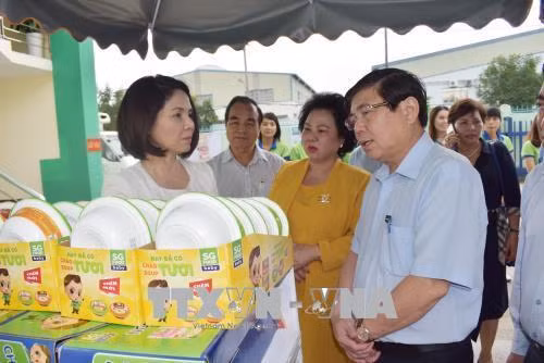 Ông Nguyễn Thành Phong lắng nghe thông tin về công nghệ sản xuất chế biến thực phẩm đóng gói. Ảnh: Mỹ Phương – TTXVN