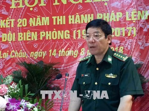 Đại tá Vũ Văn Trào, Chỉ huy trưởng Bộ đội Biên phòng tỉnh Lai Châu trình bày báo cáo tổng kết 20 năm thi hành Pháp lệnh Bộ đội Biên phòng. Ảnh: Công Tuyên-TTXVN