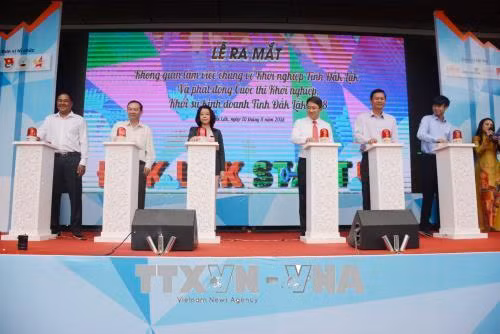 Các đại biểu thực hiện nhấn nút ra mắt không gian làm việc chung về khởi nghiệp tỉnh Đắk Lắk. Ảnh: Hoài Thu - TTXVN