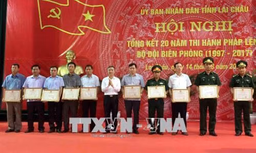 Lãnh đạo tỉnh Lai Châu trao Bằng khen cho các tập thể có thành tích xuất sắc trong công tác bảo vệ biên giới quốc gia. Ảnh: Công Tuyên-TTXVN