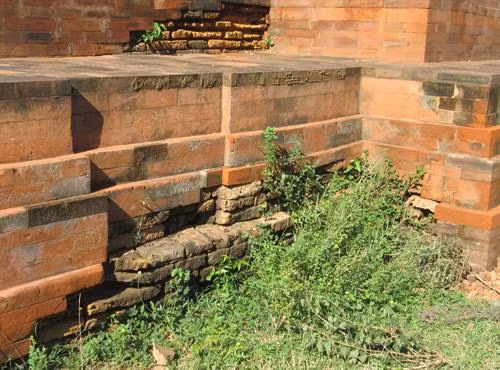Các mảng tường gạch của tháp bị bong tróc. Ảnh: Nguyễn Thành – TTXVN Cỏ dại mọc trên nền tháp giữa, các mảng tường gạch có hoa văn điêu khắc rất đẹp đang bị mủn nát, bong rộp. Ảnh: Nguyễn Thành – TTXVN Cỏ dại mọc um tùm tại di tích Quốc gia đặc biệt tháp Hòa Lai. Ảnh: Nguyễn Thành – TTXVN