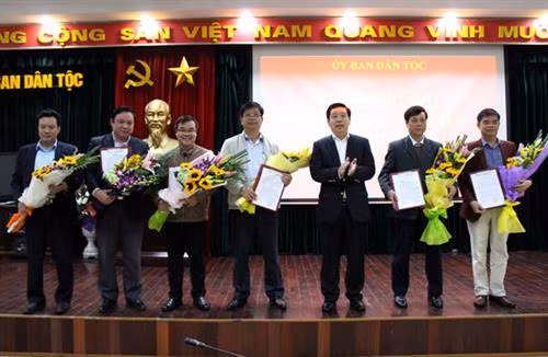 Thứ trưởng, Phó Chủ nhiệm Lê Sơn Hải trao Quyết định điều động, biệt phái, bổ nhiệm cho lãnh đạo các Ban Quản lý của UBDT. Ảnh: ubdt.gov.vn