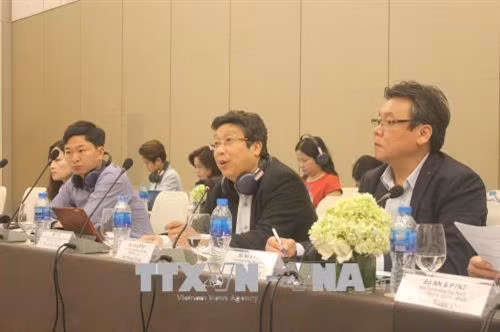 Đại diện Bộ Nông nghiệp và Phát triển Nông thôn (giữa) trao đổi với doanh nghiệp Nhật Bản. Ảnh: Xuân Anh - TTXVN