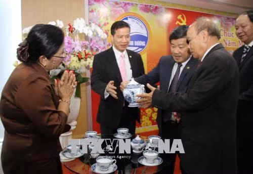 Ông Trần Thanh Liêm giới thiệu sản phẩm gốm sứ Minh Long với phái đoàn Bộ lễ nghi và tôn giáo vương quốc Campuchia. Ảnh: Huyền Trang - TTXVN