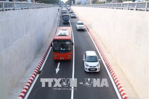 Phương tiện xuống nhánh N1 hầm chui An Sương về hướng huyện Củ Chi. Ảnh: Trần Xuân Tình - TTXVN