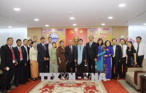 Ông Trần Thanh Liêm tiếp ông Him Chhem. Ảnh: Huyền Trang - TTXVN