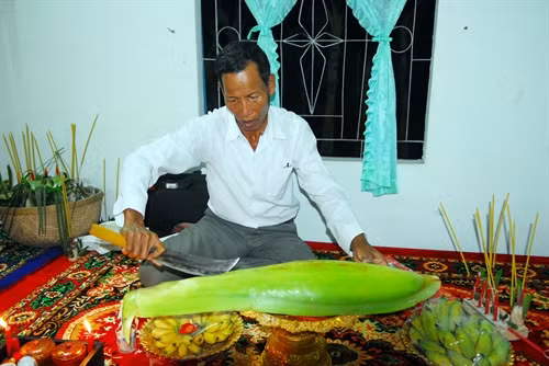 Ông Achar người có uy tín nhất trong vùng tiến hành “lễ cắt hoa cau”.