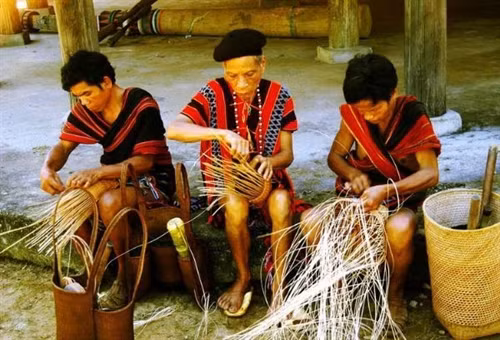 Đan lát cũng là hoạt động quen thuộc trong đơi sống của ngườu Khơ Mú. Ảnh: internet