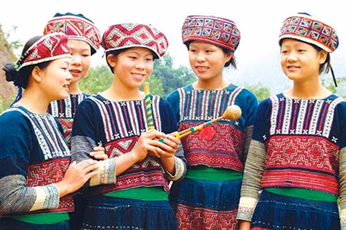 Thiếu nữ Phù Lá trong trang phục truyền thống. Ảnh: internet