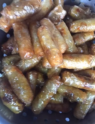 Chả chiên vàng óng.