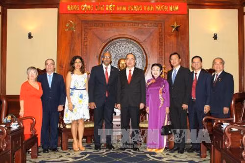 Bí thư Thành ủy Thành phố Hồ Chí Minh Nguyễn Thiện Nhân với Đại sứ Cuba Herminio Lopez Diaz cùng các đại biểu. Ảnh: Thanh Vũ - TTXVN