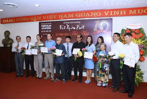 Các tác giả lọt vào danh sách đề cử chính thức của Giải thưởng Bùi Xuân Phái lần thứ 10 – năm 2017 tại lễ trao giải. Ảnh: Hoàng Hùng - TTXVN