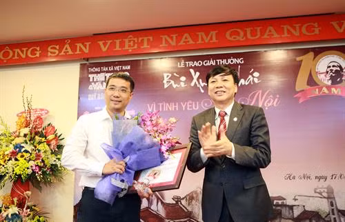 Giải "Ý tưởng – Vì tình yêu Hà Nội" được trao cho đại diện Sở Giao thông Vận tải Hà Nội (bên trái) với Đề án “Tăng cường quản lý phương tiện giao thông đường bộ nhằm giảm ùn tắc giao thông và ô nhiễm môi trường trên địa bàn Hà Nội giai đoạn 2017 – 2020, tầm nhìn 2030”. Ảnh: Hoàng Hùng – TTXVN