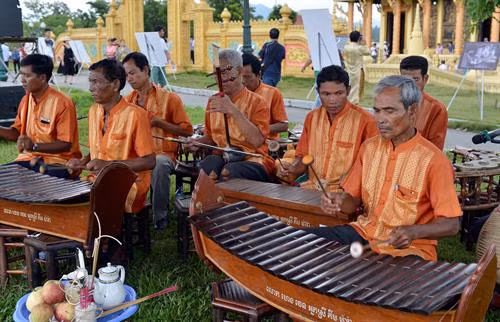 Biểu diễn nhạc cụ dân tộc của đồng bào Khmer, tỉnh Sóc Trăng. Ảnh: Thanh Hà (TTXVN)
