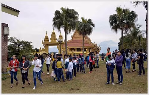 Học sinh, sinh viên tham quan Làng Văn hóa - Du lịch các dân tộc Việt Nam. Ảnh: Thanh Hà (TTXVN)