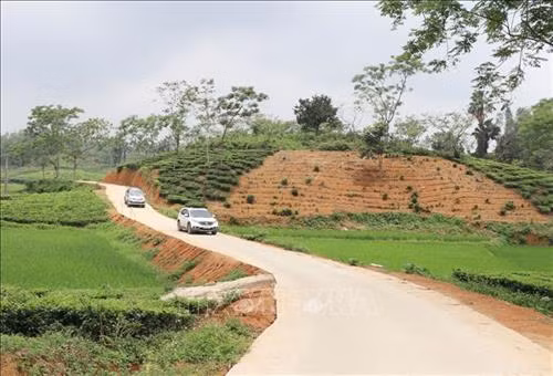 Đường giao thông nông thôn mới đưa vào sử dụng tại xã Điềm Mặc, huyện Định Hóa. Ảnh: Hoàng Nguyên - TTXVN