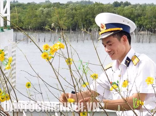 Ngoài các nhu yếu phẩm, những cành mai, đào, phong lan... được gói ghém mang theo, như chở mùa xuân từ đất liền ra nhà giàn, biển đảo. Ảnh: Nhu Giang