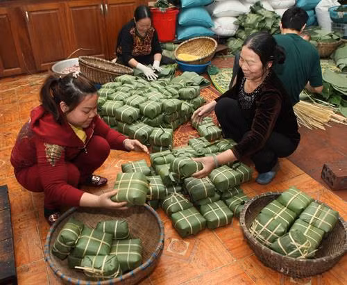 Sản xuất bánh chưng tại hộ ông Đinh Xuân Lại, thôn Bấc Hai, xã Thủy Đường, huyện Thủy Nguyên. Ảnh: Lâm Khánh - TTXVN