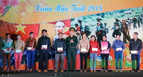 Tặng quà gia đình chính sách xã Quảng Trực. Ảnh: Theo baodaknong.org.vn
