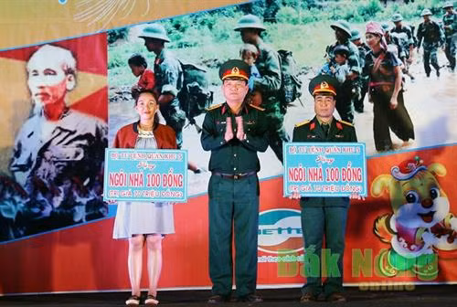 Bộ Tư lệnh Quân khu 5 tặng 2 căn nhà cho cán bộ Đoàn lực lượng quân sự tỉnh. Ảnh: Theo baodaknong.org.vn