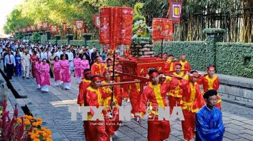 Nghi lễ dâng cúng bánh tét Quốc tổ Hùng Vương và dâng hương Đức Lễ Thành Hầu Nguyễn Hữu Cảnh. Ảnh : Thế Anh-TTXVN