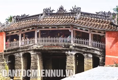 Chùa Cầu có nhiều nét kiến trúc khá độc đáo với mái ngói âm dương phủ kín cả cây cầu làm bằng gỗ