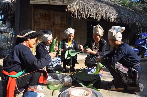 Phụ nữ Dao ở Bản Pình, xã Trung Minh, huyện Yên Sơn (Tuyên Quang) gói bánh chưng Tết.