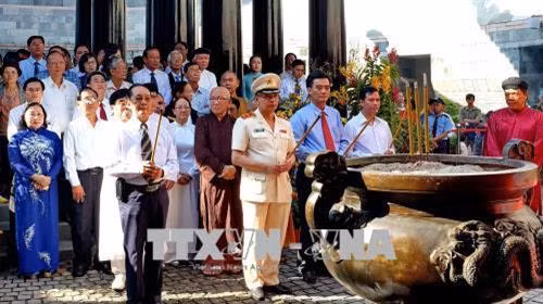 Lãnh đạo Thành phố Hồ Chí Minh cùng đông đảo tầng lớp nhân dân thực hiện nghi thức dâng cúng bánh tét Quốc tổ Hùng Vương và dâng hương Đức Lễ Thành Hầu Nguyễn Hữu Cảnh. Ảnh : Thế Anh-TTXVN